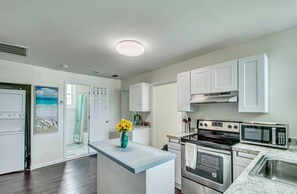 Fridge, microwave, stovetop, dishwasher - The Bahamas House in Charleston is The Best Value you can find for a group! (North Charleston)