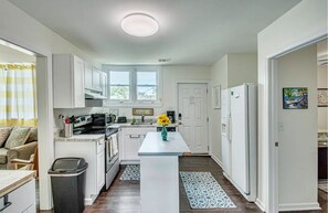 Kühlschrank, Mikrowelle, Herdplatte, Geschirrspüler