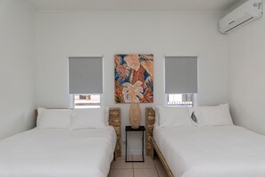 3 habitaciones, escritorio y tabla de planchar con plancha 