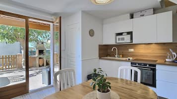 Kühlschrank, Mikrowelle, Ofen, Herdplatte