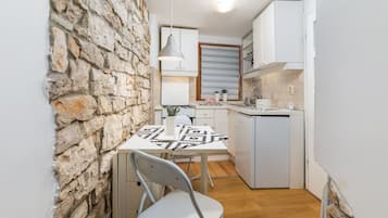 Kühlschrank, Ofen, Herdplatte, Wasserkocher mit Kaffee-/Teezubehör