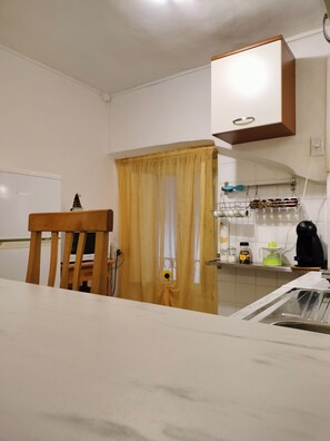 Mikrowelle, Herdplatte, Wasserkocher mit Kaffee-/Teezubehör