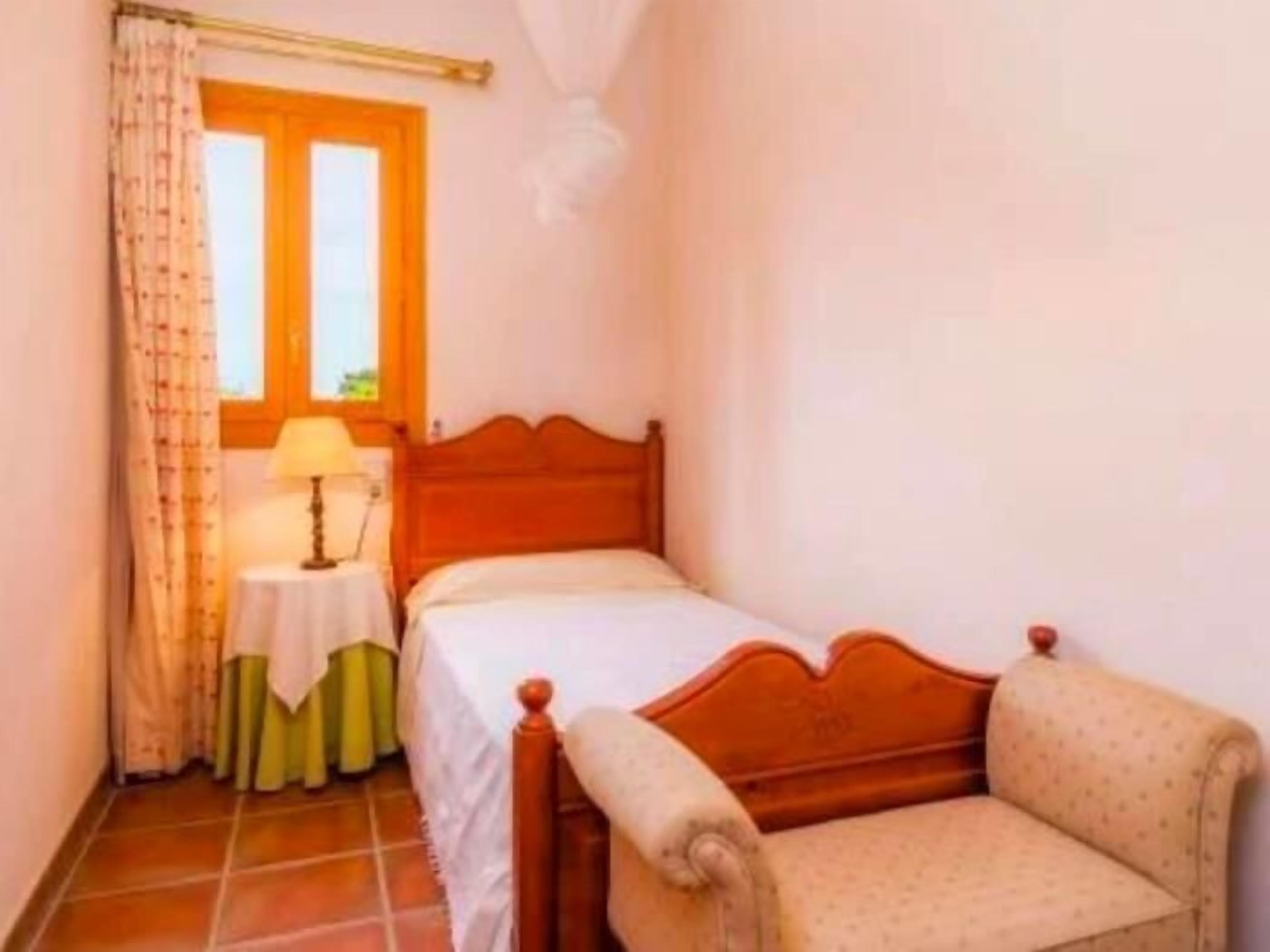 3 bedrooms, internet, bed sheets