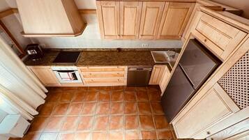 Een koelkast, een magnetron, een oven, een vaatwasser