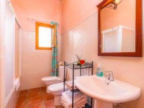 Shower, hair dryer, towels - Villas2meet Salsinar Ses Barraques (Manacor)