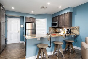 Kylskåp, mikrovågsugn, ugn och diskmaskin