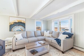 Smart TV, books - The Beach Cottage at White Horse Beach (Plymouth)