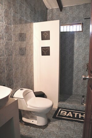 Shower, towels, soap, shampoo - Tropical Camas  (Jacó)