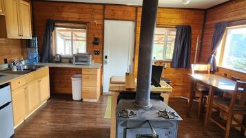 Een koelkast, een magnetron, een koffiezetapparaat/waterkoker