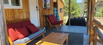 Secluded Lookout Cabin Hovering Above Town of Republic 