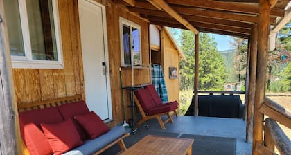 Secluded Lookout Cabin Hovering Above Town of Republic