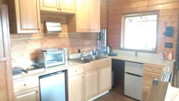 Een koelkast, een magnetron, een koffiezetapparaat/waterkoker