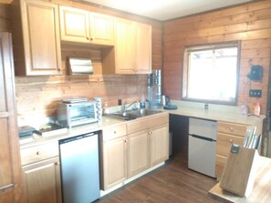 Een koelkast, een magnetron, een koffiezetapparaat/waterkoker