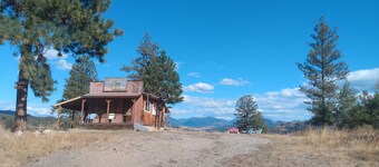 Secluded Lookout Cabin Hovering Above Town of Republic 