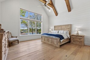 5 sovrum, skrivbord, strykjärn/strykbräda och resesäng