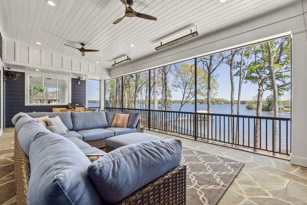 Smart-tv, eldstad, böcker och en stereo