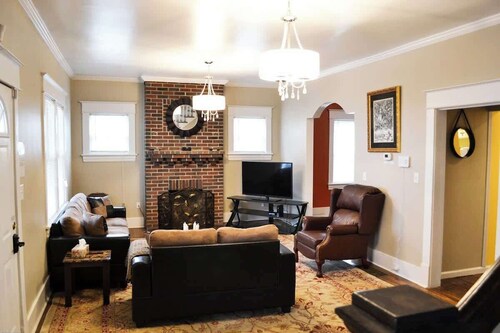 Private House 1 Mile from Downtown NEWLY RENOVATED