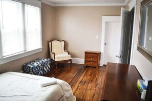 5 bedrooms, iron/ironing board, WiFi, bed sheets