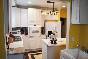 Fridge, microwave, oven, stovetop - Private House 1 Mile from Downtown NEWLY RENOVATED (Roanoke)