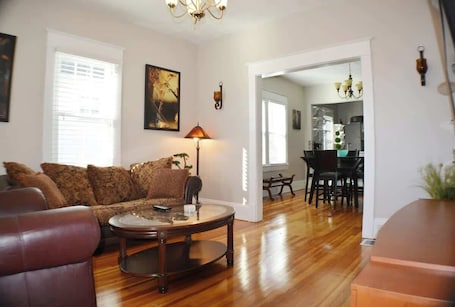 TV, offices. BRAND NEW DOWNTOWN HOUSE SLEEPS 5 HIGH END LUXURY