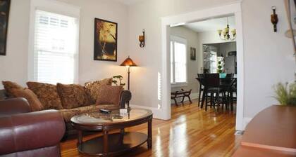 BRAND NEW DOWNTOWN HOUSE SLEEPS 5 HIGH END LUXURY