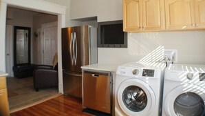 Interior - COZY PRIVATE 3 BEDROOM APARTMENT HIGH END SLEEP 6 (Roanoke)