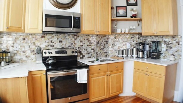 Coffee/tea maker, fridge, microwave, oven - COZY PRIVATE 3 BEDROOM APARTMENT HIGH END SLEEP 6 (Roanoke)