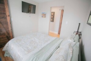 3 bedrooms, iron/ironing board, WiFi, bed sheets - Private Hilltop House in Central Downtown Roanoke (Roanoke)
