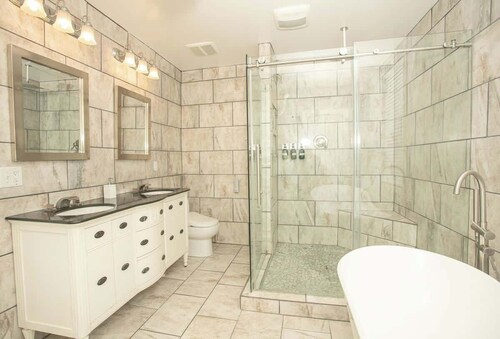PERFECT GETAWAY IN DOWNTOWN WITH LUXURIOUS BATH