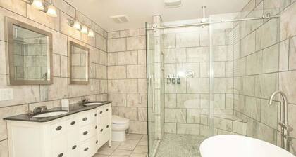 PERFECT GETAWAY IN DOWNTOWN WITH LUXURIOUS BATH