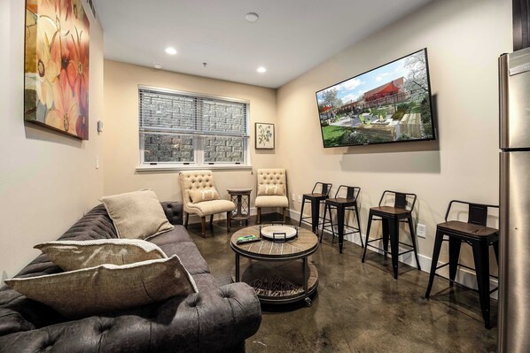 TV, fireplace, offices
