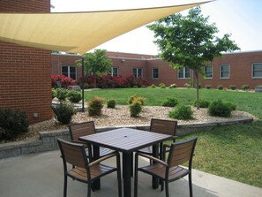 Outdoor dining - The West End Flats • Downtown • Free Parking • ⛰️ (Roanoke)