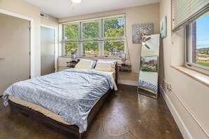 2 soverom, skrivebord, strykejern/-brett og wi-fi