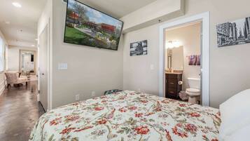 2 bedrooms, desk, iron/ironing board, WiFi