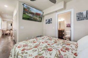 2 bedrooms, desk, iron/ironing board, WiFi - The West End Flats • Downtown • Free Parking (Roanoke)
