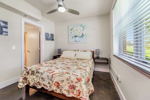 2 bedrooms, desk, iron/ironing board, WiFi