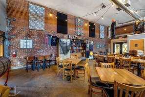 Dining - The West End Flats • Downtown • Free Parking • ⛰️ (Roanoke)