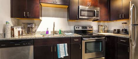 Réfrigérateur, micro-ondes, four, plaque de cuisson