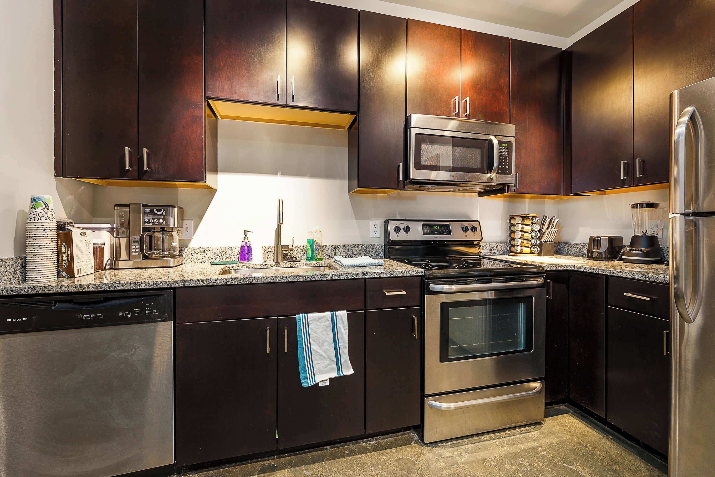 Frigorífico, microondas, horno y placa de cocina