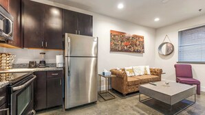 Interior - The West End Flats • Downtown • Free Parking • ⛰️ (Roanoke)