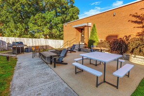 Outdoor dining - The West End Flats • Downtown • Free Parking • ⛰️ (Roanoke)