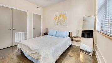 2 bedrooms, desk, iron/ironing board, WiFi