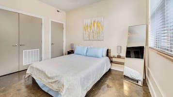 1 habitación, escritorio, tabla de planchar con plancha y wifi