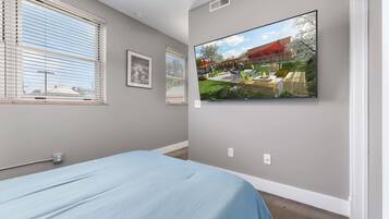 2 bedrooms, desk, iron/ironing board, WiFi