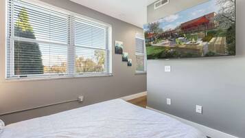 2 bedrooms, desk, iron/ironing board, WiFi
