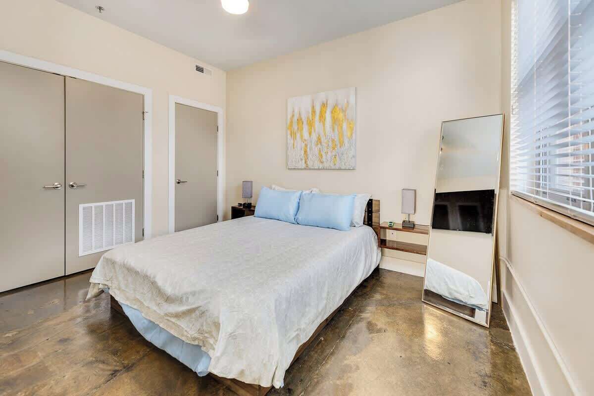 2 habitaciones, escritorio, tabla de planchar con plancha y wifi 