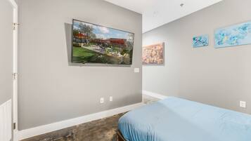 2 bedrooms, desk, iron/ironing board, WiFi