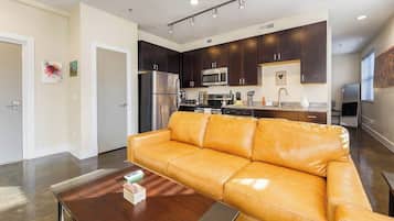 Televisión, chimenea y oficina