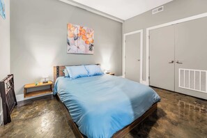 2 bedrooms, desk, iron/ironing board, WiFi