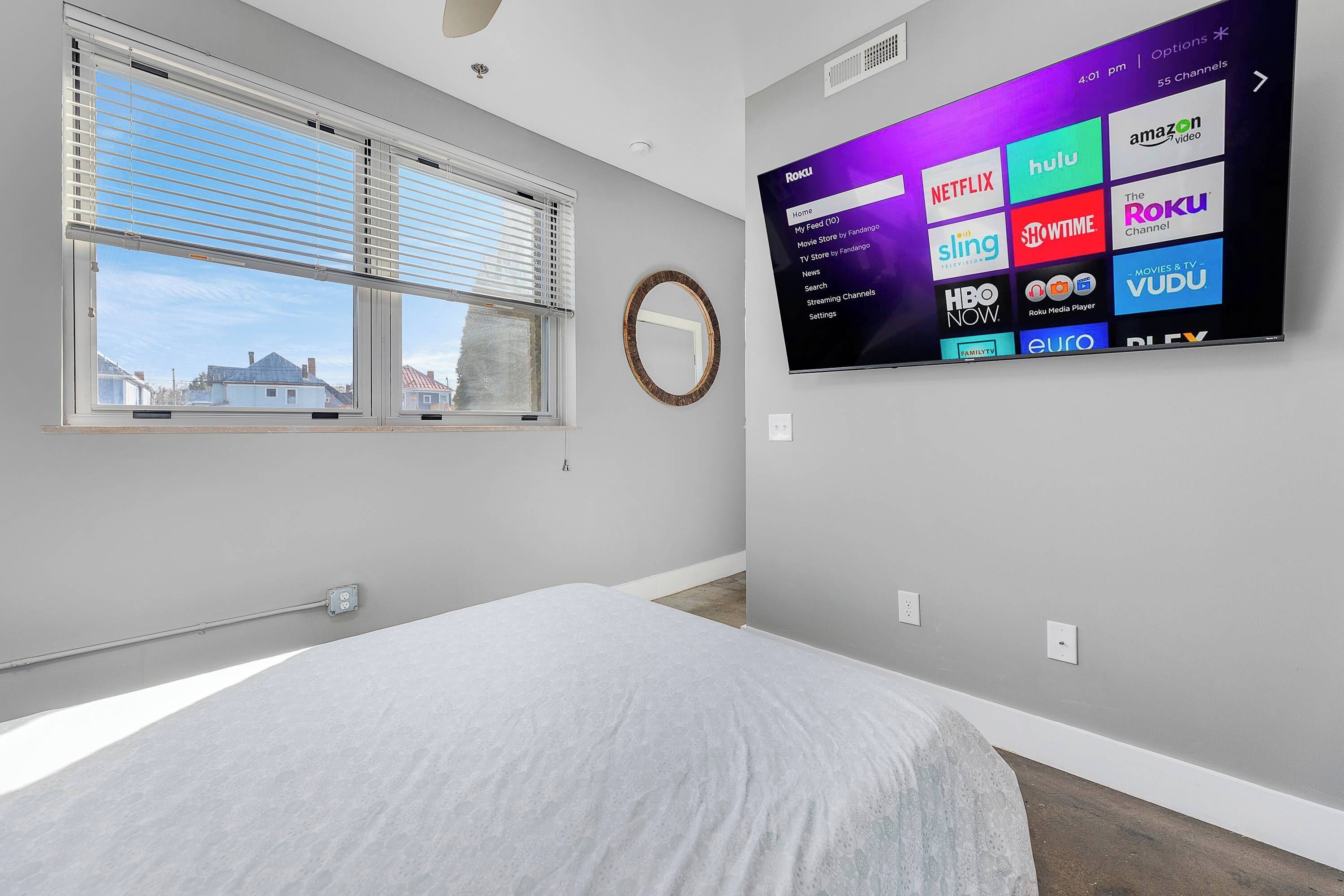 2 bedrooms, desk, iron/ironing board, WiFi